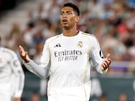 Bellingham se lamenta tras el gol anulado a Mbappé.