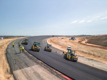 El espesor del firme se ha optimizado, reduciéndose de 10 a 8 cm, lo que supone un 20% menos de materiales y una reducción proporcional de CO₂.
