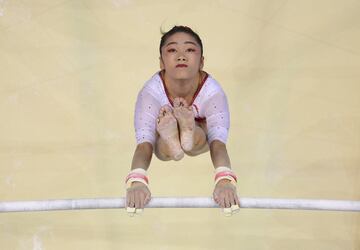 Xiaoyuan Wei realiza su ejercicio durante la calificación de barras asimétricas de mujeres en los Mundiales de gimnasia artística que se disputan en Liverpool (Gran Bretaña). Como se puede observar en el rostro de la gimnasta china, el nivel de concentración que requiere esta compleja especialidad es absoluto.