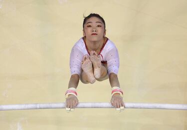 Xiaoyuan Wei realiza su ejercicio durante la calificación de barras asimétricas de mujeres en los Mundiales de gimnasia artística que se disputan en Liverpool (Gran Bretaña). Como se puede observar en el rostro de la gimnasta china, el nivel de concentración que requiere esta compleja especialidad es absoluto.