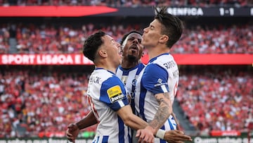 Lisbon (Portugal), 07/04/2023.- FC Porto player Matheus Uribe (R) celebrates after scoring the 1-1, during the Portuguese First League soccer match, between SL Benfica and FC Porto, at Luz stadium in Lisbon, Portugal, 07 April 2023. (Lisboa) EFE/EPA/TIAGO PETINGA
