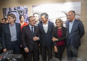 Florentino Pérez y Manuela Carmena junto con los arquitectos del proyecto.