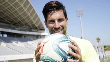 Adrián González, posando con un balón en una imagen de archivo.