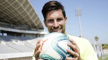 Adri&aacute;n Gonz&aacute;lez, posando con un bal&oacute;n en una imagen de archivo.