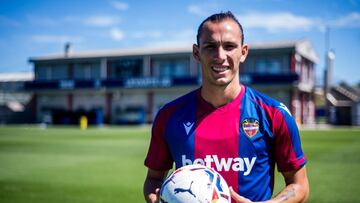Son: "Me qued¨¦ con la espina de debutar con el primer equipo"