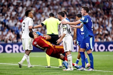 Rifirrafe entre Gerónimo Rulli y el defensa del Real Madrid. Carvajal toca con la frente la cara del portero argentino que se va al suelo. El árbitro Irfan Peljto acude al monitor del VAR, y tras revisar la jugada, muestra la cartulina roja al lateral blanco.