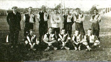 La historia cuenta que fue el primer extranjero en jugar por Chile, en 1910. Debido a la poca regulación de la época, incluso defendió a Argentina.