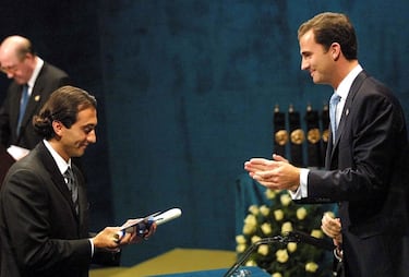 Pieza clave en el equipo español de waterpolo que logró el oro en Barcelona 92 y la plata en Atlanta 96. Fue también doble campeón mundial y fue el máximo goleador del equipo y del torneo en múltiples ocasiones. En ese momento era un caso singular, ya que participó en seis Juegos Olímpicos. 