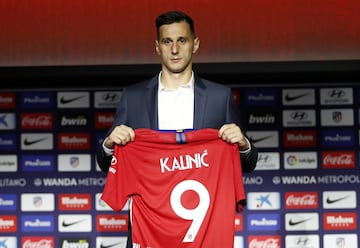 Presentación de Kalinic como nuevo jugador del Atlético de Madrid.