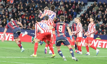 El laberinto del Atleti ante la portería rival