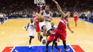 Ish Smith vuela ante Otto Porter Jr.