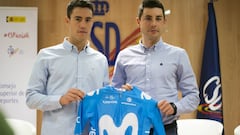 Albert Torres y Sebasti&aacute;n Mora posan durante su presentaci&oacute;n como nuevos ciclistas del Movistar Team.