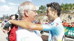 Giuseppe Martinelli se abraza a uno de sus l&iacute;deres: Fabio Aru.