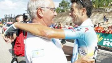 Giuseppe Martinelli se abraza a uno de sus l&iacute;deres: Fabio Aru.