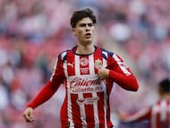 AME4078. GUADALAJARA (MÉXICO), 10/01/2026.- Armando González de Guadalajara celebra un gol este sábado, en un partido de la jornada 1 de la Liga MX entre Guadalajara y Pachuca, en el Estadio Akron en Guadalajara (México). EFE/ Francisco Guasco
