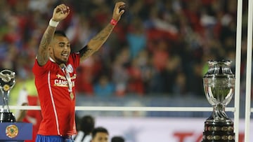 Vidal le confiesa a Medel: "Cada vez que veo la final de 2015 lloro"