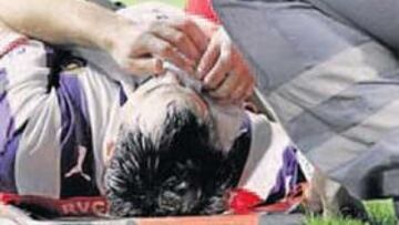 <b>LESIONADO. </b>Iñaki Bea se tapa la nariz con una toalla tras caer lesionado en el estadio Gran Canaria.