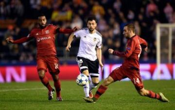 Javi Fuego entre Sergi Darder y Alexandre Lacazette.