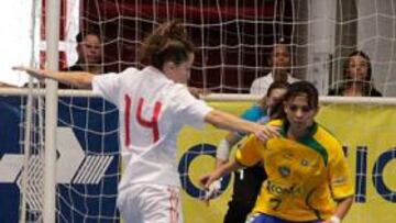 Ana Sevilla tira a puerta.