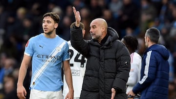 Soccer Football - FA Cup - Fourth Round - Manchester City v Salford City - Etihad Stadium, Manchester, Britain - February 14, 2026 Manchester City manager Pep Guardiola gives instructions to Nico Gonzalez REUTERS/Peter Powell
