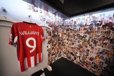 En el fútbol, al igual que en otros ámbitos de la vida, cualquier ayuda en buena. Y en estas fechas de Semana Santa la mejor de todas en la divina. Quizá por eso en un rincón del vestuario del Athletic Club, en San Mamés, puede verse la camiseta de Iñaki Williams junto a cientos de estampitas religiosas que le dejó su excompañero y amigo Iker Muniain.