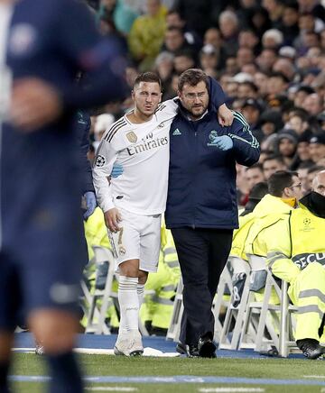 Lesi¨®no de Eden Hazard. El belga dobl¨® el tobillo en una acci¨®n con Meunier y se tuvo que retirar ayudado de los m¨¦dicos