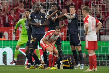 Bellingham, Rüdiger, Tchouameni y Kroos preparados para el lanzamiento de la falta directa de Harry Kane mientras Goretzka se coloca en el medio de los jugadores del Real Madrid.