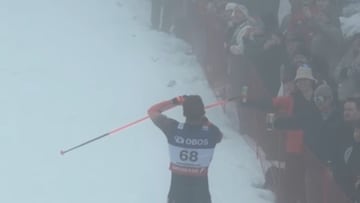 El esquiador británico Gabriel Gledhill bebe varias bebidas del público durante la Copa del Mundo de esquí de fondo de Oslo.