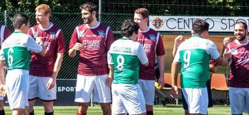 El sacerdote chileno con la camiseta '8' en el debut de la Clericus Cup.