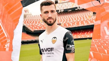 Así son las nuevas camisetas del Valencia con Gayà como protagonista
