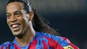 <B>GENIAL.</B> Ronaldinho, que volvió a ser el mejor sobre el césped, decidió el partido.