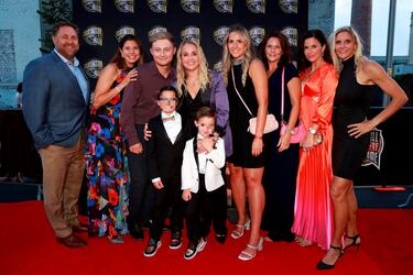 La exjugadora, y actual entrenadora de Las Vegas Aces de la WNBA, posa con su familia antes de la ceremonia de ingreso al Hall of fame del baloncesto.