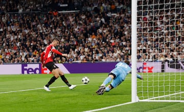 1-2. Disparo de Rafael Leão dentro del área, gran parada de Andriy Lunin y el balón rechazado, lo caza Álvaro Morata para marcar el segundo tanto a placer.