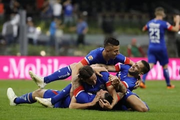 Los jugadores de Cruz Azul celebran el gol del triunfo en la semifinal donde ganaron 1-0 ante Monterrey en la cancha del Estadio Azteca.