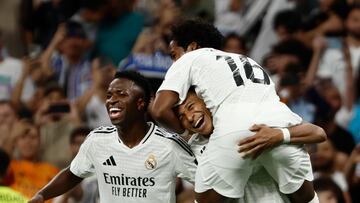 Mbappé festeja con Vinicius y Endrick el 4-1 al Espanyol.