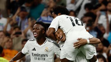El delantero francés del Real Madrid, Kylian Mbappé (c), celebra con sus compañeros, los brasileños Vinicius (i) y Endrick, el cuarto gol del equipo madridista durante el encuentro correspondiente a la sexta jornada de Laliga EA Sports que disputan hoy sábado Real Madrid y Espanyol en el estadio Santiago Bernábeu, en Madrid.