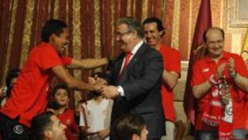Bacca, en la celebraci&oacute;n del t&iacute;tulo de la UEL del Sevilla, junto a alcalde de la ciudad, Juan Ignacio Zoido.
 