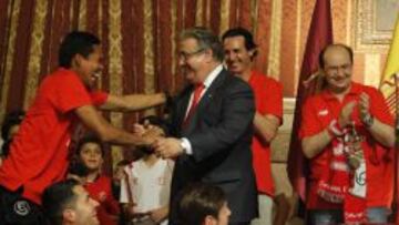 Bacca, en la celebraci&oacute;n del t&iacute;tulo de la UEL del Sevilla, junto a alcalde de la ciudad, Juan Ignacio Zoido.
 