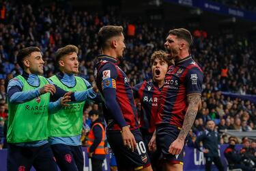 Al Levante también le salió la estrategia a la perfección. Los valencianos empataron momentáneamente ante el Espanyol, en un córner y tras un perfecto remate de Adri de la Fuente.