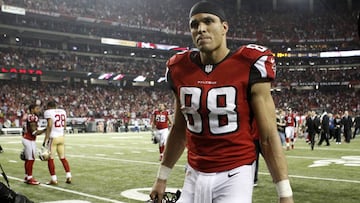 Atlanta Falcons tight end Tony Gonzalez walks off the field after his team was defeated by the San Francisco 49ers in the NFL NFC Championship football game in Atlanta, Georgia January 20, 2013. REUTERS/Tami Chappell (UNITED STATES - Tags: SPORT FOOTBALL) - RTR3CPNM