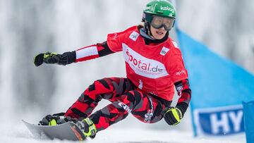 La austríaca Claudia Riegler durante su competición de eslalon en la Copa del Mundo de snowboard.