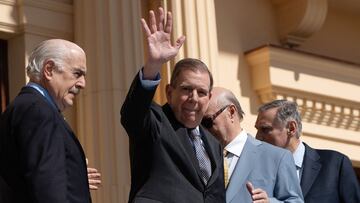 Venezuelan opposition leader Edmundo Gonzalez Urrutia (C) waves to supporters as he arrives to a meeting with the Dominican Republic President Luis Abinader at the Presidential Palace in Santo Domingo on January 9, 2025. Opposition leader Edmundo Gonz�lez Urrutia, who is calling for a victory over President Nicol�s Maduro in Venezuela's elections, said Thursday that �very soon� he will return to his country, on a visit to the Dominican Republic, where the government of Luis Abinader declared itself an �ally.�. (Photo by Francesco SPOTORNO / AFP)