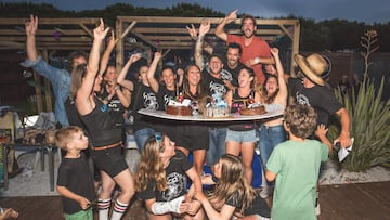 El staff, soplando las velas de los pasteles del 5º aniversario del Olímpic Cable Park (OCP), el cable ski de Castelldefels, Barcelona.