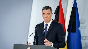 El presidente del Gobierno, Pedro Sánchez, comparece en el Palacio de la Moncloa, a 22 de abril de 2025, en Madrid (España). El presidente del Gobierno ha anunciado el incremento del gasto en Defensa comprometido con la OTAN para llegar al 2% del PIB. Sánchez ha confirmado que llegará a ese nivel de gasto este mismo año, pasando del 1,4% actual al 2% con un gasto adicional de 10.471 millones de euros. El Consejo de Ministros ha aprobado el plan de refuerzo de la industria de seguridad y defensa anunciado hace unas semanas y este mismo miércoles, 23 de abril, será remitido a la Unión Europea y la OTAN.
22 ABRIL 2025
A. Pérez Meca / Europa Press
22/04/2025