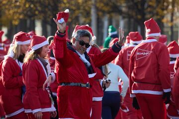 Varias personas durante la XIII Carrera de Pap¨¢ Noel, a 22 de diciembre de 2024, en Madrid (Espa?a).