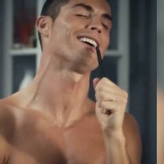 No podrás parar de verlo: villancico de Cristiano frente al espejo