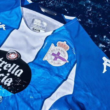 Detalle de cuello y escudo de la camiseta del Deportivo 2022-2023.