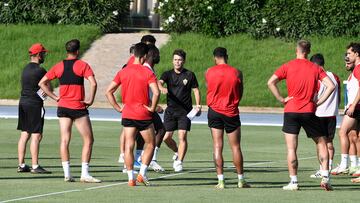 Entrenamiento de la Ud Almería. El entrenador Joan Francec" Rubi"