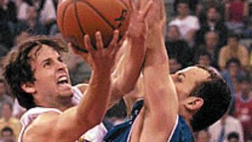 <B>FRENADO.</B> El Madrid, como Raúl López, no pudo con Estudiantes.