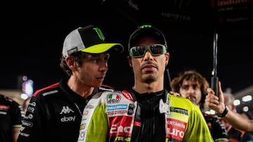 Valentino Rossi habla con Franco Morbidelli en MotoGP.